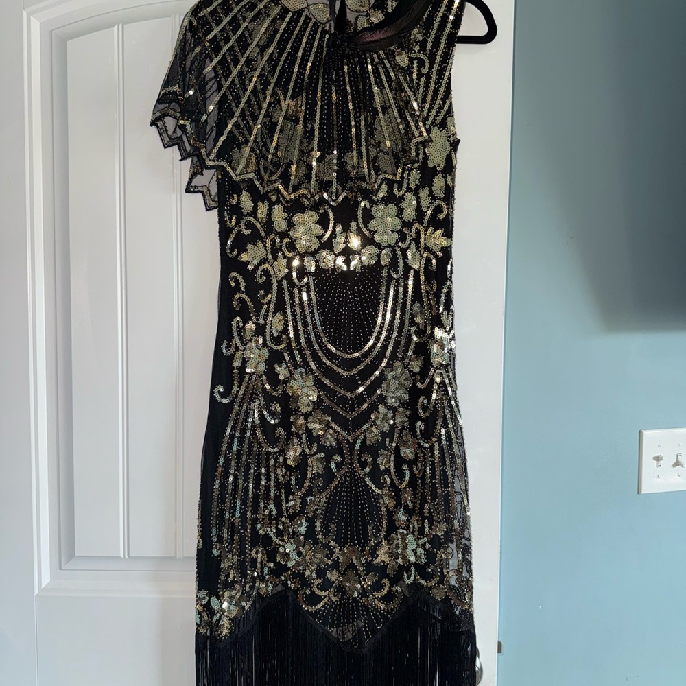 1920s Flapper Style Sequin Fringe Dress w/ Shawl & Headpiece – Black & Gold